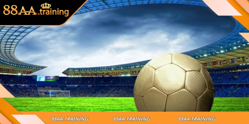 Huấn luyện viên hướng dẫn học viên tập luyện